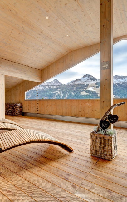 Hotel Ruheraum mit Liegen und blick in die Berge