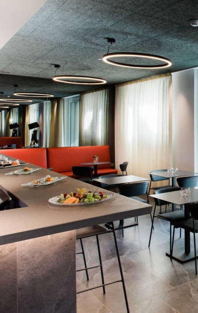Hotel Bar mit Tischen und Stühlen