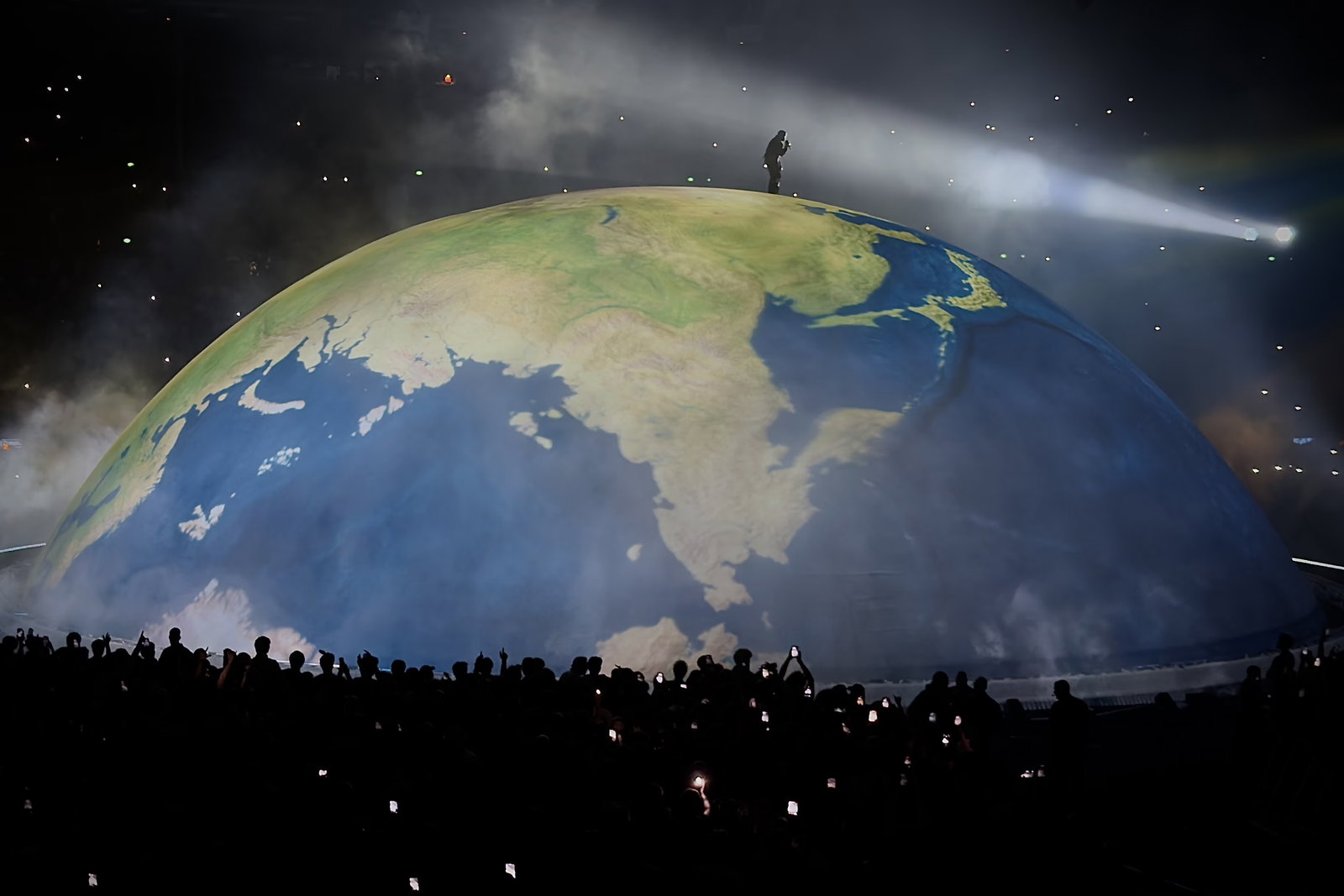 KIJK. Protest kon zijn komst niet stoppen: ondanks controver­se trapt rapper Kanye West concert af in Nederland