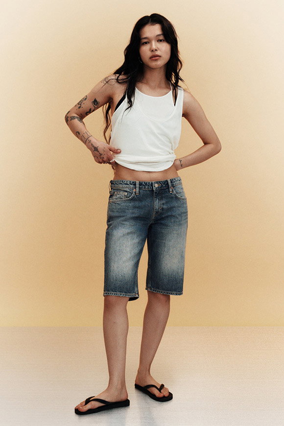 ATOM LOW RISE REGULAR KNEE-LENGTH DENIM SHORTS