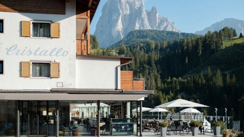 Hotel Außenansicht mit Blick auf die Berge