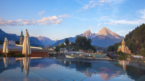 Hotel Außenpool mit blick in die Berge