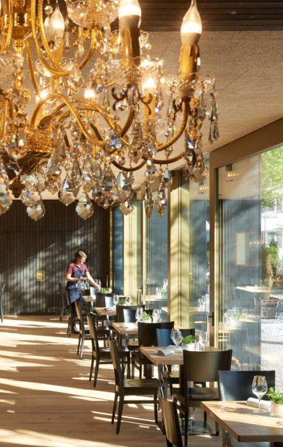 Hotelrestaurant mit gedeckten Tischen