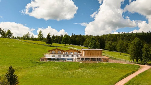 Hotel Außenansicht mitten im Grünen