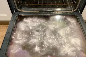 Sprinkle these 2 ingredients on your oven to clean it in less than 60 seconds