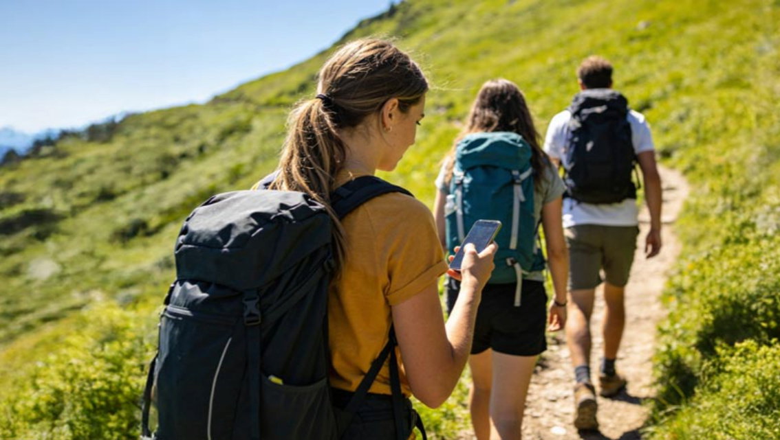 Gruppe beim Wandern mit der Outdooractive App