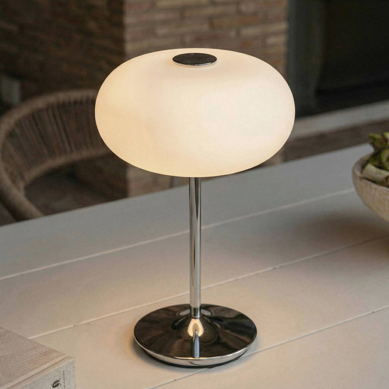 Lámpara de mesa LED recargable Lucande Anoria, cromada/blanca, cristal, IP44,