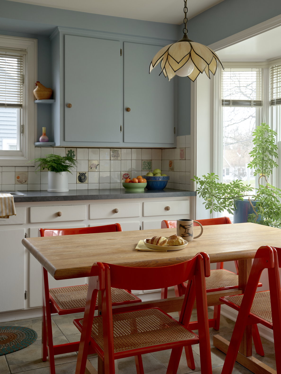 Brimming With Her Best Finds, This Dealer’s Home Is Like the Inside of a Vintage Shop