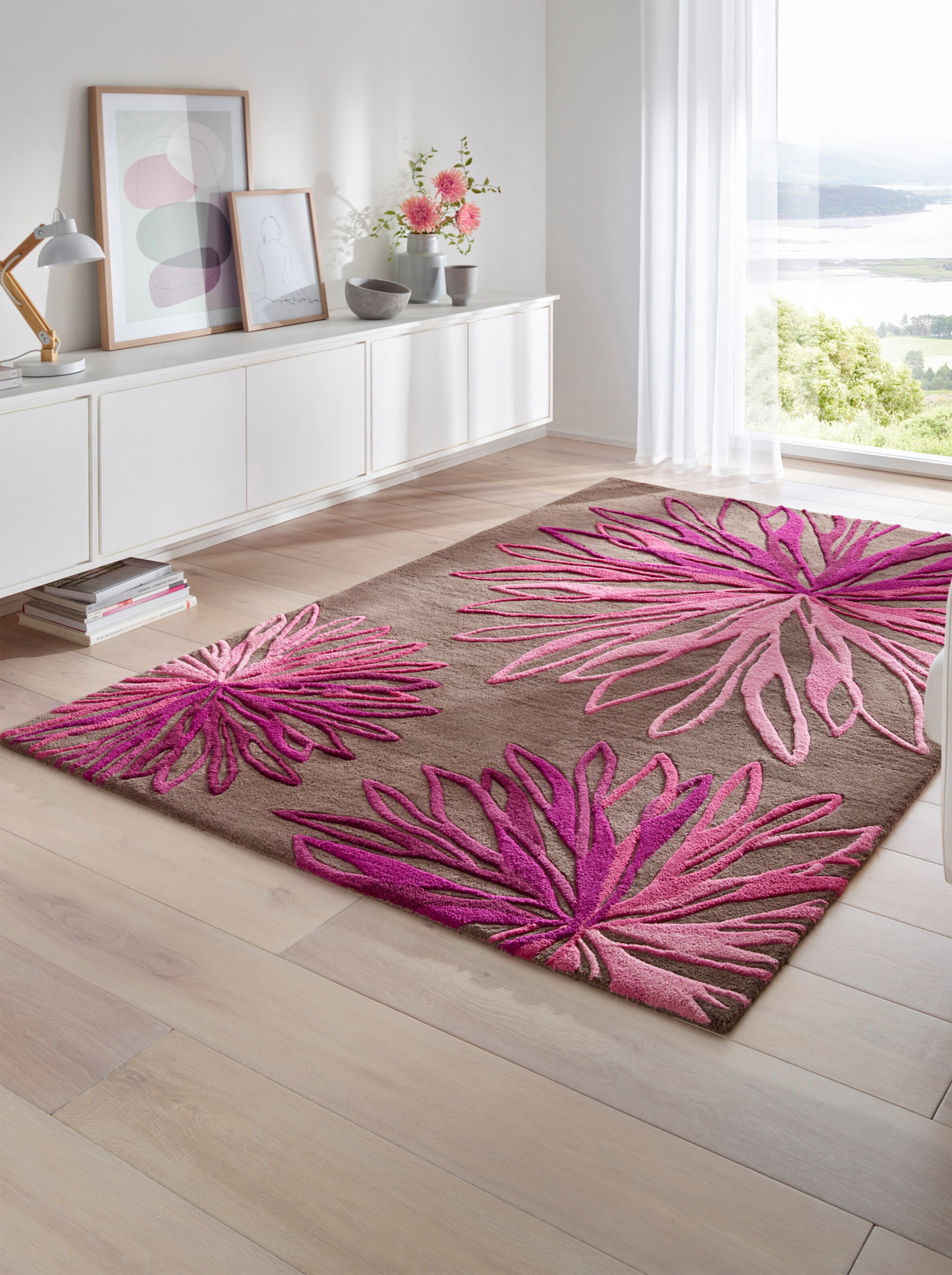Bruin tapijt met grote paarse bloemen