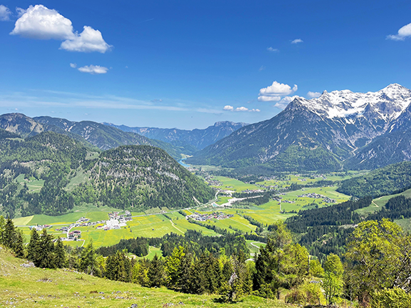 Bergwelt und grüne Täler in Österreich