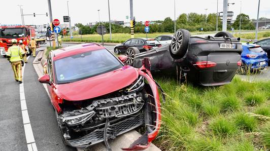 “Ik kon er één vatten. En toen keerden de anderen zich tegen mij”: hoe heldhaftige burgers gevluchte kerels hielpen klissen na crash in Waregem