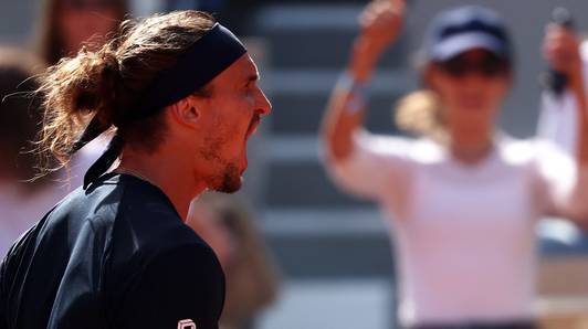 Alexander Zverev pakt set drie en is nu één set verwijderd van langverwachte grandslamtitel, wat kan Flavio Cobolli nog?
