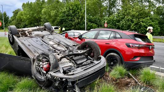 Achtervolging op E17 eindigt met zware crash net voorbij afrit in Waregem: “Inzittenden te voet gevlucht, maar snel gevat”