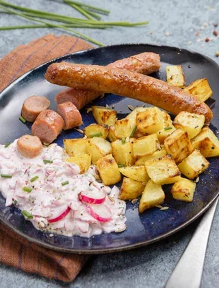 Chipolatas à partager tzatziki de radis roses & pommes de terre