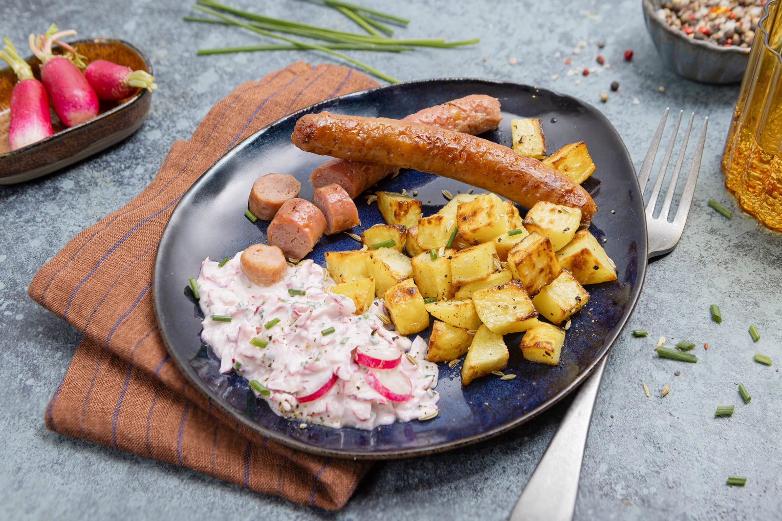 Chipolatas à partager tzatziki de radis roses & pommes de terre