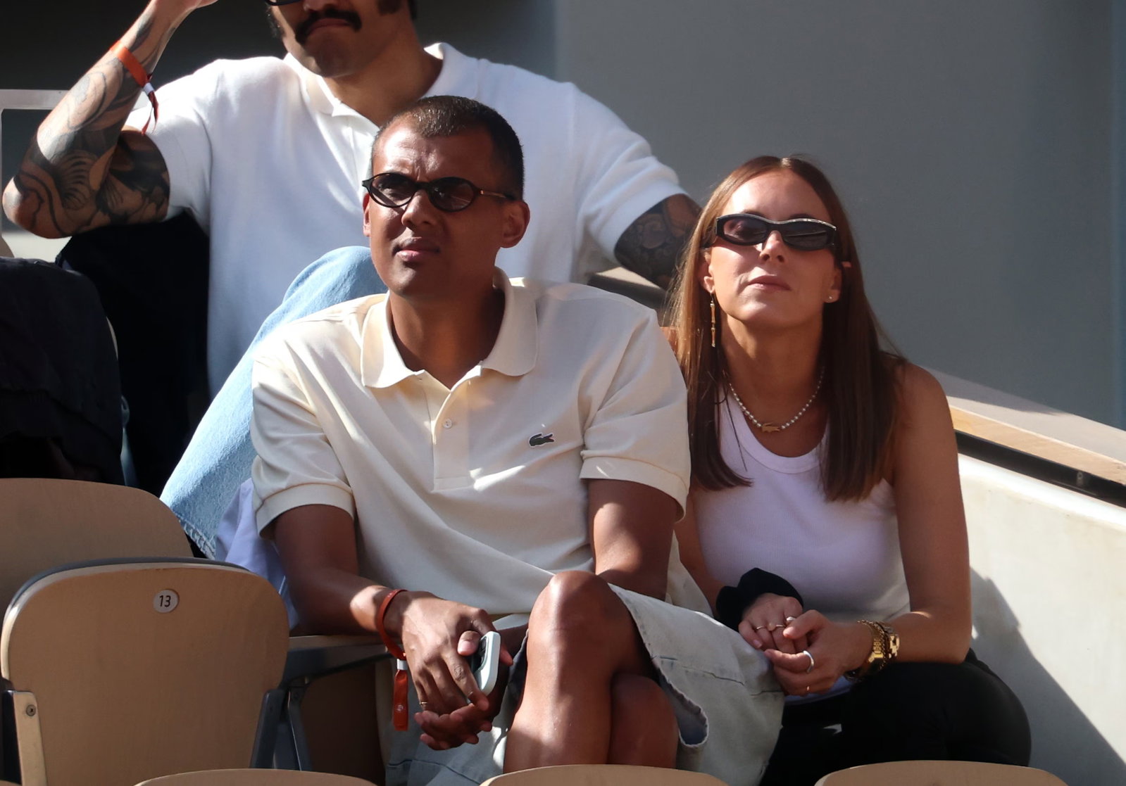 Stromae en vrouw Coralie aandachtige toeschouwers tijdens mannenfinale op Roland Garros