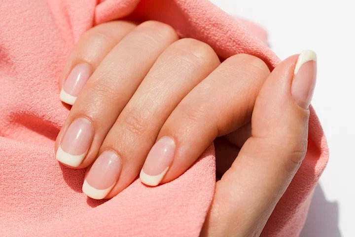Nytt set gelénaglar eller french hos Maggie Beauty Salon i Södertälje