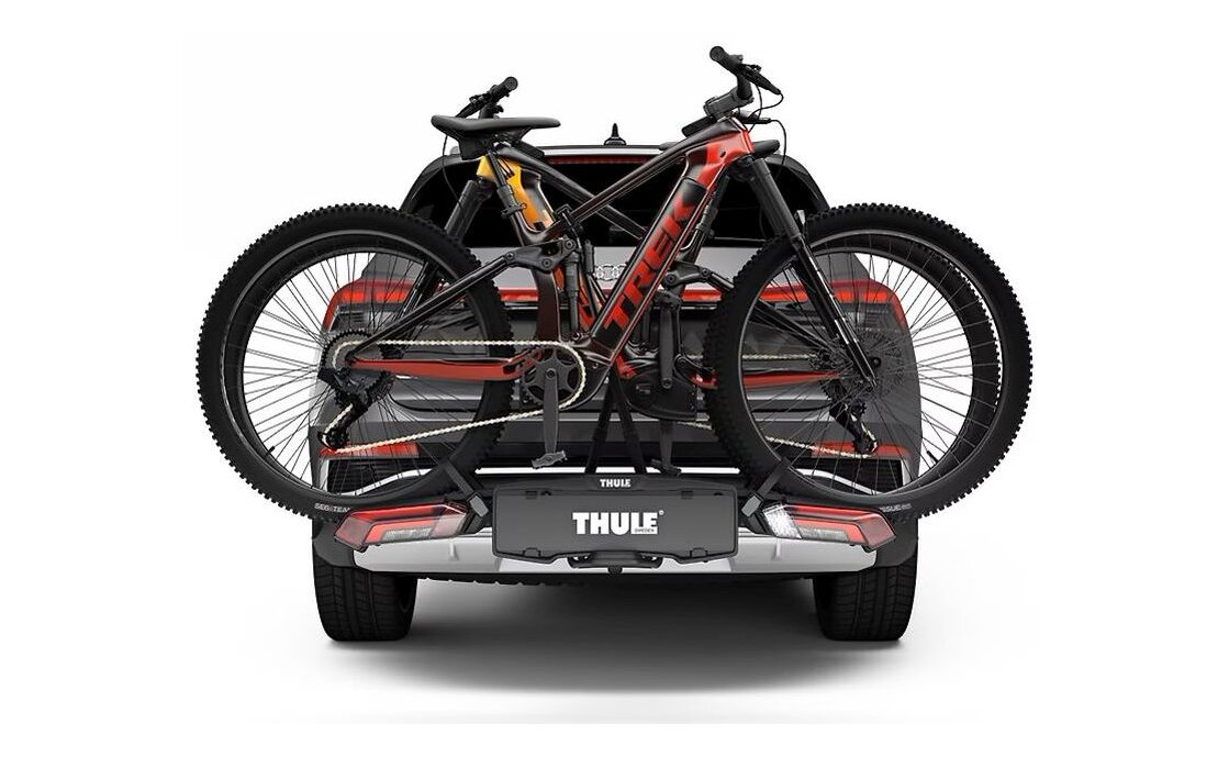 Der Fahrradträger am Auto montiert mit 2 Rädern darauf