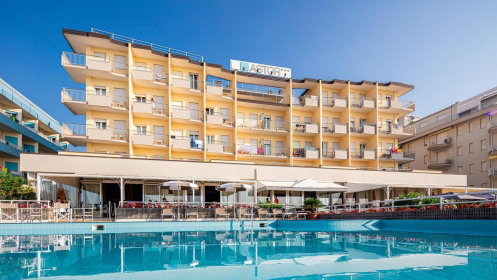 Hotel Terrasse und Außenpool