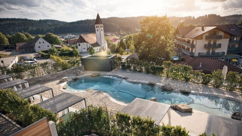 Hotel mit Außenpool mit Dorfblick