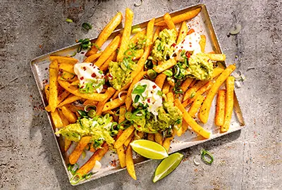 Rezept, knusprige Fries mit einem bunten Topping aus Guacamole, Chili-Mayo und Kräutern, Oswald