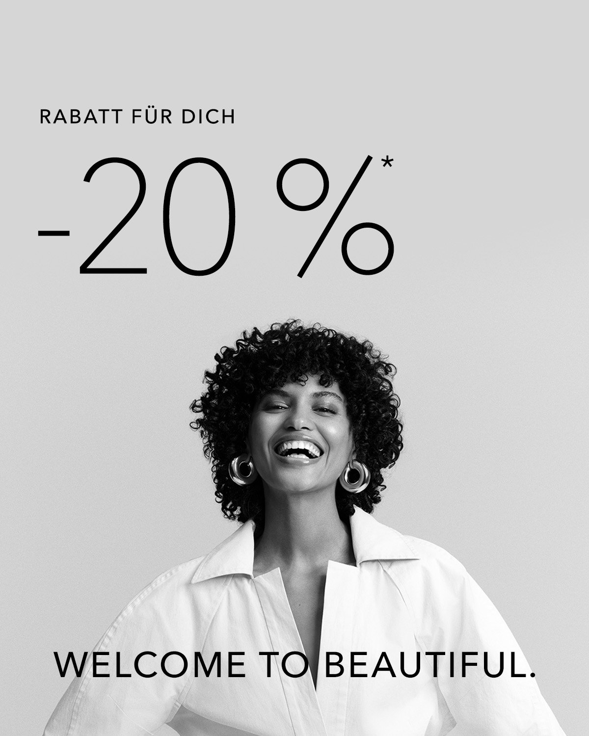 Werbegrafik in Schwarz-Weiß mit dem Text „Rabatt für dich -20 %*“ und „Welcome to Beautiful.“ Darunter lächelt eine Person mit kurzen Locken, großen runden Ohrringen und einer weißen Bluse vor hellem Hintergrund.