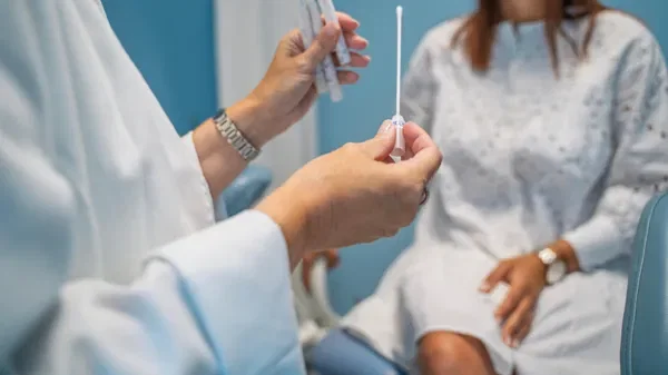 Frottis et test HPV: à quel âge commencer, arrêter et à quelle fréquence se faire dépister?