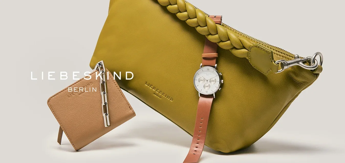 Olivgrüne Handtasche mit geflochtenem Riemen, hellbraune Lederuhr mit weißem Zifferblatt und kleine hellbraune Geldbörse mit Metallclip auf neutralem Hintergrund.