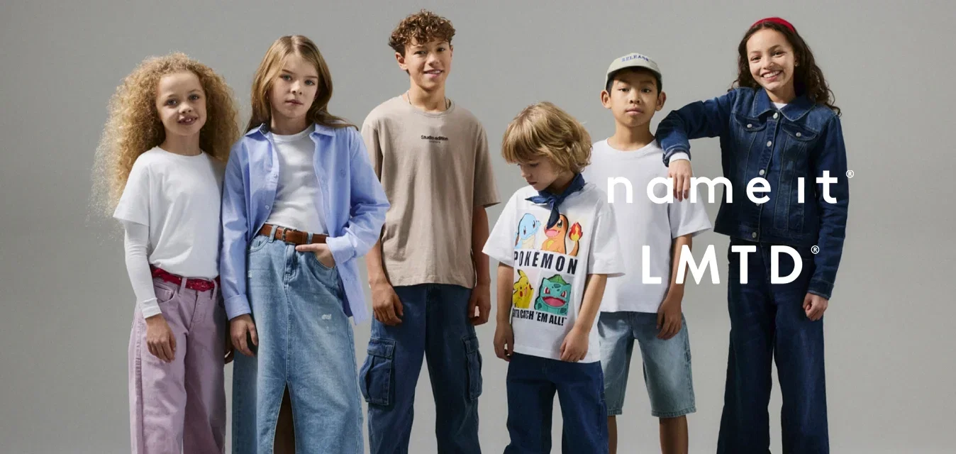 Groep van zes kinderen in casual kleding: T-shirts, denim en lichte stoffen. Opvallende kleuren zijn lichtblauw, wit en roze met verschillende texturen.