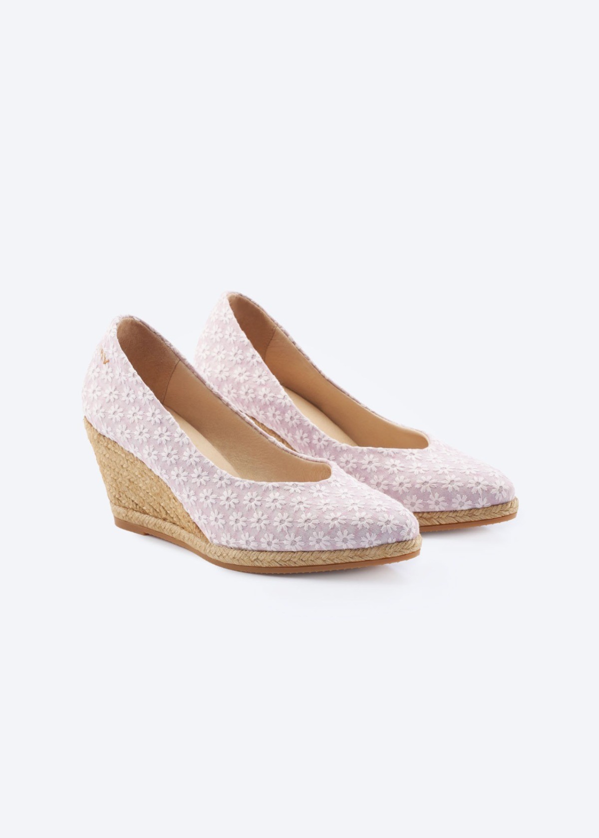 Daisy Pink Roses premium fabric V-cut espadrille wedges with a pale floral print, closed pointed toe, slip-on design, and natural jute medium wedge, handmade in Spain by Viscata.
