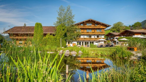 Hotel außenansicht mit Badeteich
