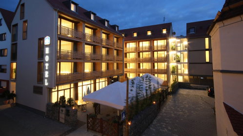 Hotel Außenansicht abends