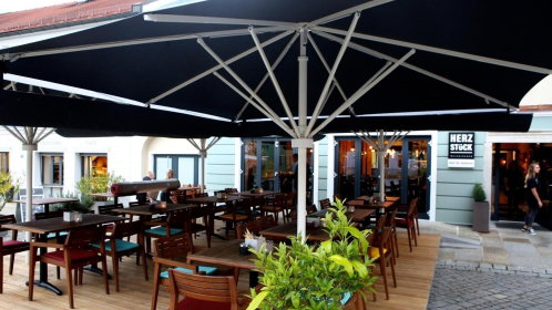 Hotel Terrasse mit Stühlen und Tischen