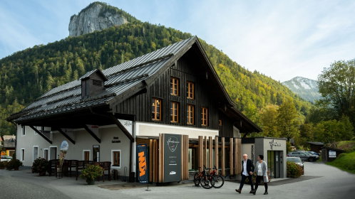 Hotel Außenansicht mit Blick in die Berge