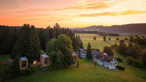Hotel Außenansicht mitten im Grünen
