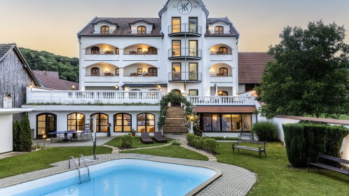 Hotel Außenansicht mit Pool