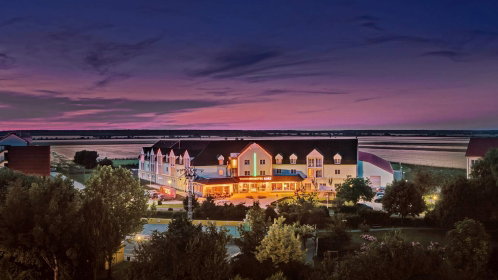 Hotel außenansicht mit pool bei Sonnenuntergang
