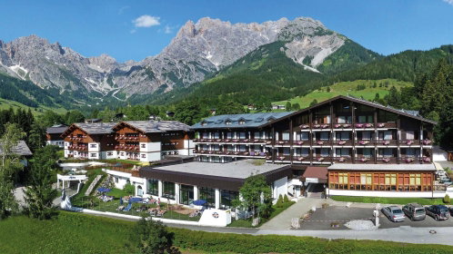 Hotel außenansicht im hintergrund berge
