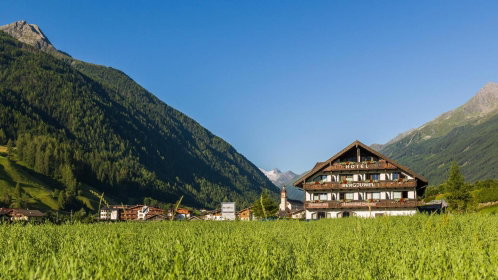 Hotel außenansich mitten im grünen