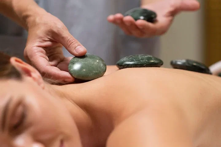 Massage med hot-stones 90 minuter hos Studio Qibyme vid Hornsberg