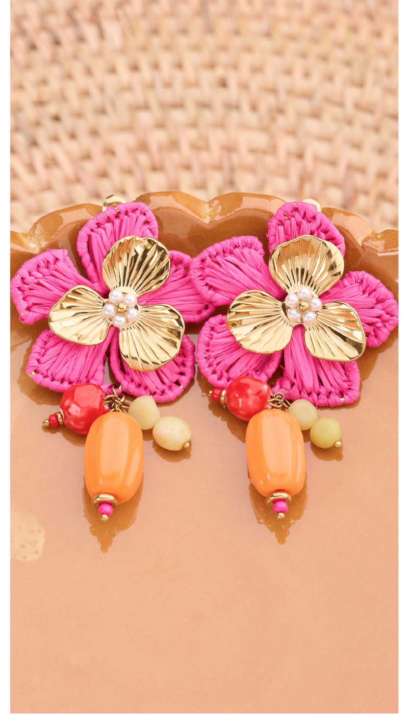 Tropical statement oorhangers met roze bloem en kralen