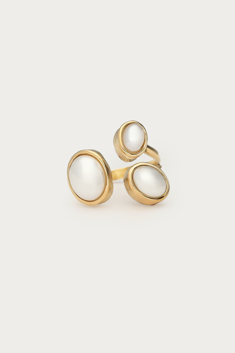 Art statement ring met drie imitatieparel stenen