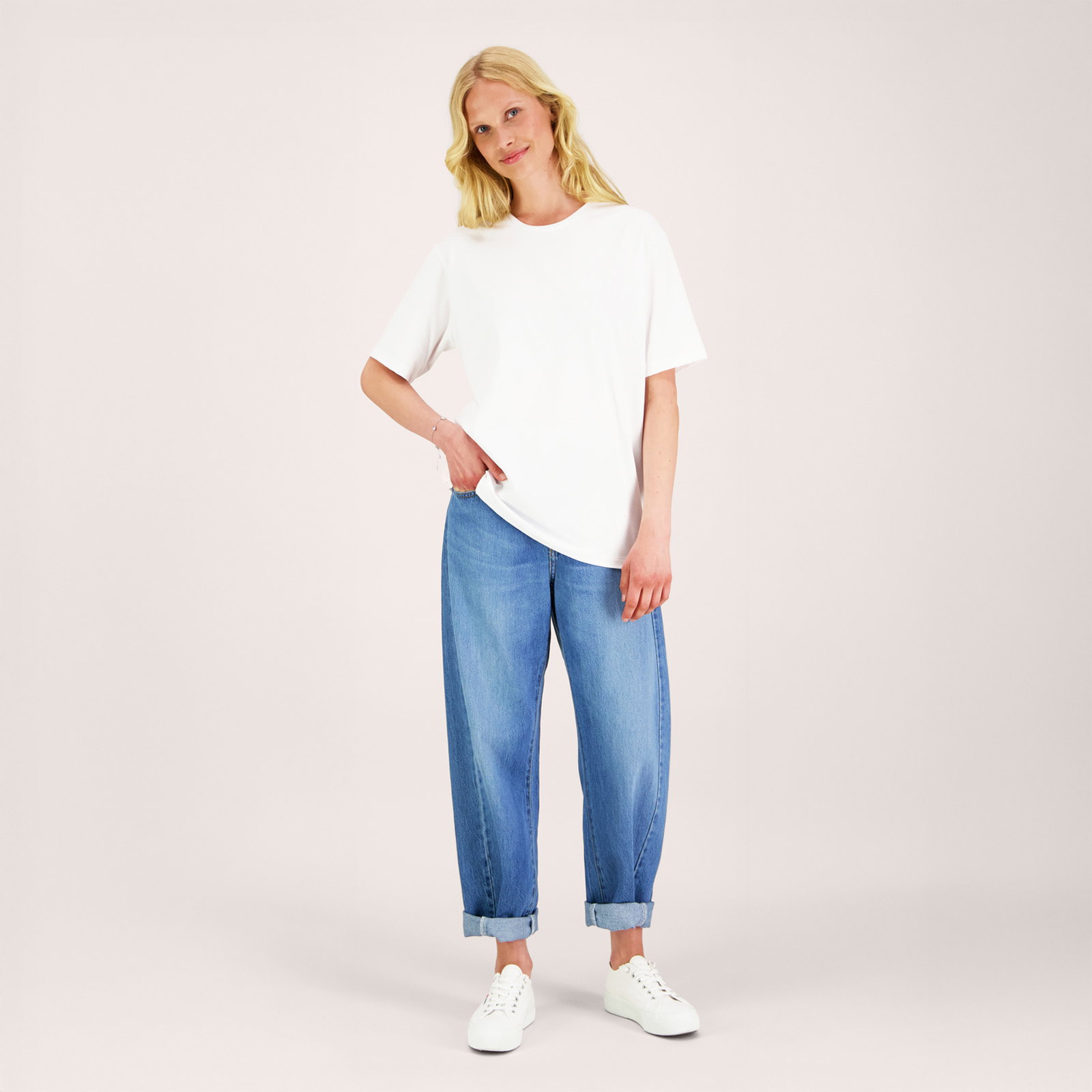 Uutta! Valkoinen PERUS t-paita unisex-mitoituksella