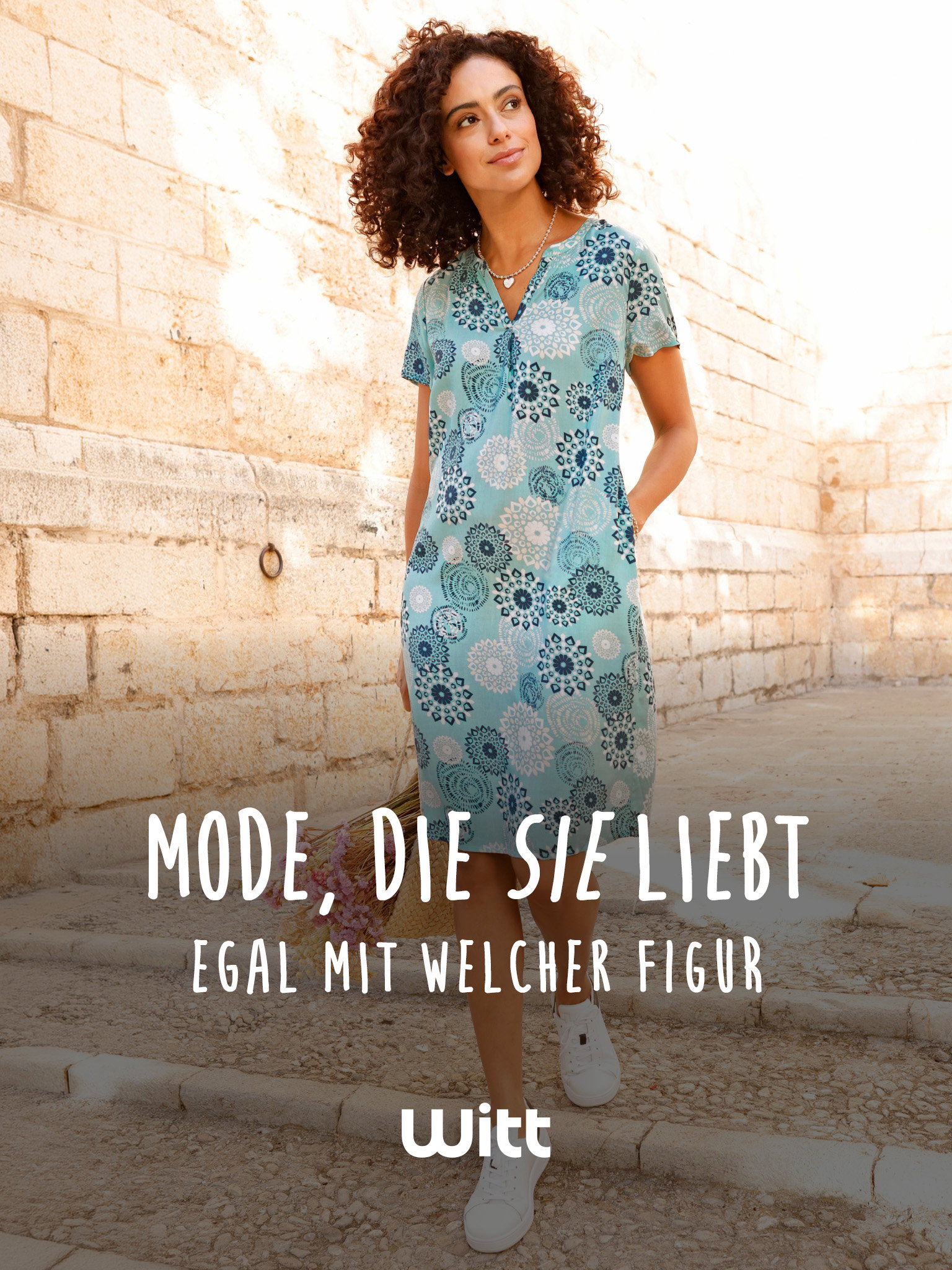 Eine Werbeanzeige mit dem Text 'Figurschmeichler Mode, die Sie liebt Egal mit welcher Figur Witt'. Der Hintergrund zeigt eine Frau im gemusterten Kleid, die draußen an einer sonnigen Steinmauer entlangläuft.