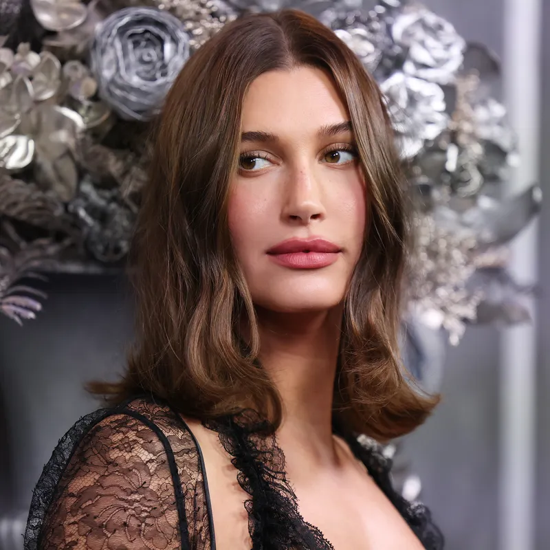 Hailey Bieber demonstrates lip contour vs. lip liner debate
