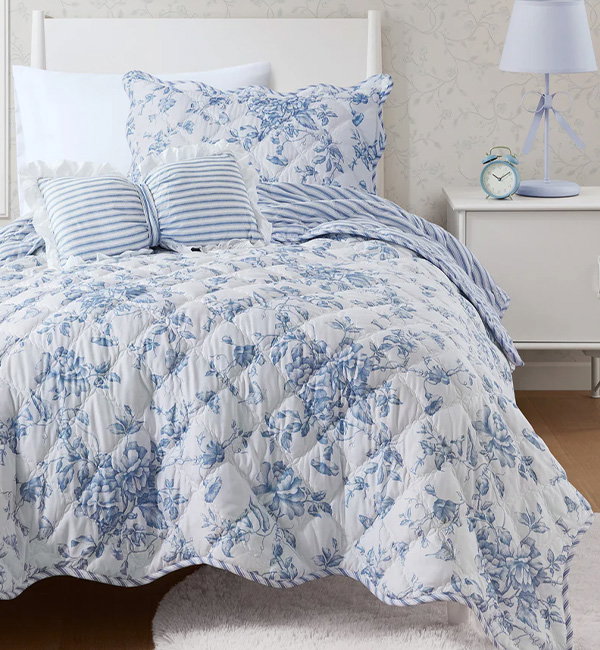 Adele 3 Piece Quilt Set With Decorative Pillow in Blue