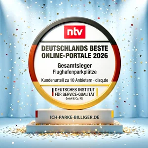 Auszeichnungstrophäe vor hellblauem Hintergrund mit Konfetti. Auf dem Schild steht „ntv – Deutschlands beste Online-Portale 2026“. Die Auszeichnung nennt „ich-parke-billiger.de“ als Gesamtsieger in der Kategorie „Urlaubsparken“. Zusätzlich ist das Siegel des Deutschen Instituts für Service-Qualität (DISQ) abgebildet. Auf dem Sockel steht „ICH-PARKE-BILLIGER.DE“.
