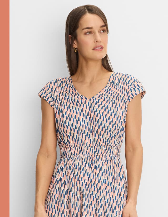 The lady wearing the Sideways Dierdre Cap Sleeve Dress.