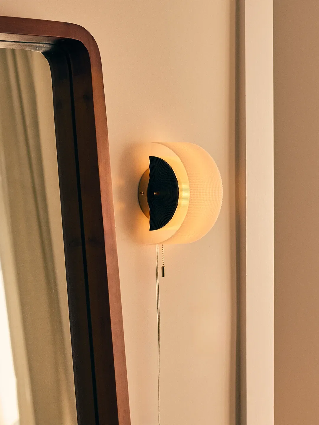 Finally, a Renter-Friendly Sconce That Doesn’t Look Temporary