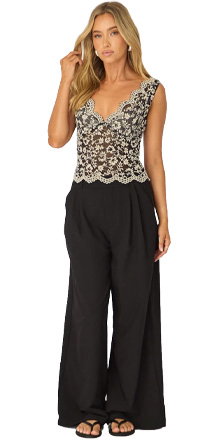 Black Sleeveless Slim Fit Sweetheart Neck Top